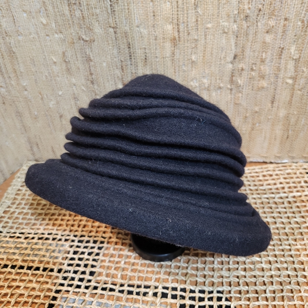 Vintage The San Diego Hat Co Black wool fleece cloche, winter hat.